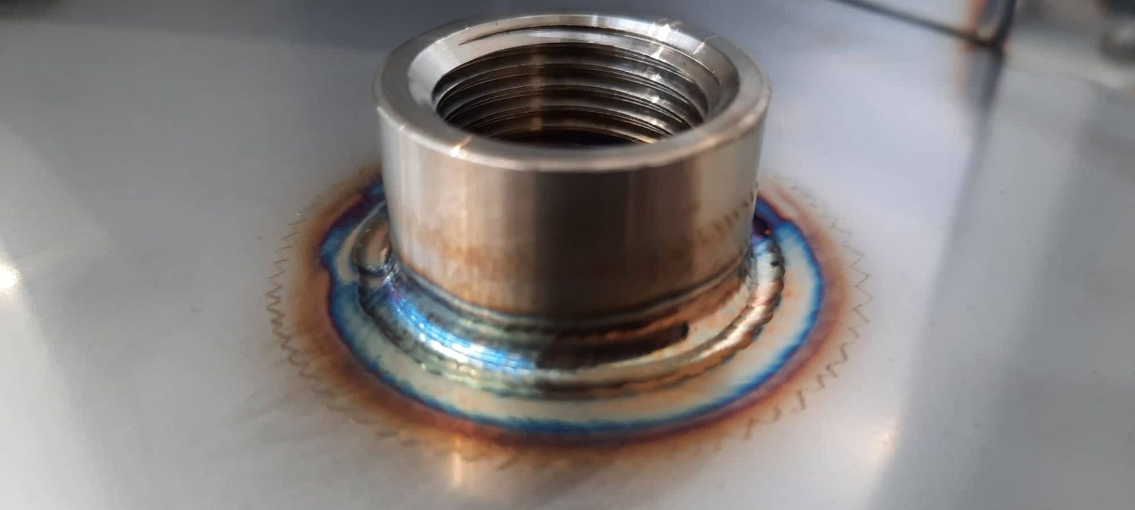 Bocchello filettato saldato TIG su lamiera in acciaio inox — Pierotti WS