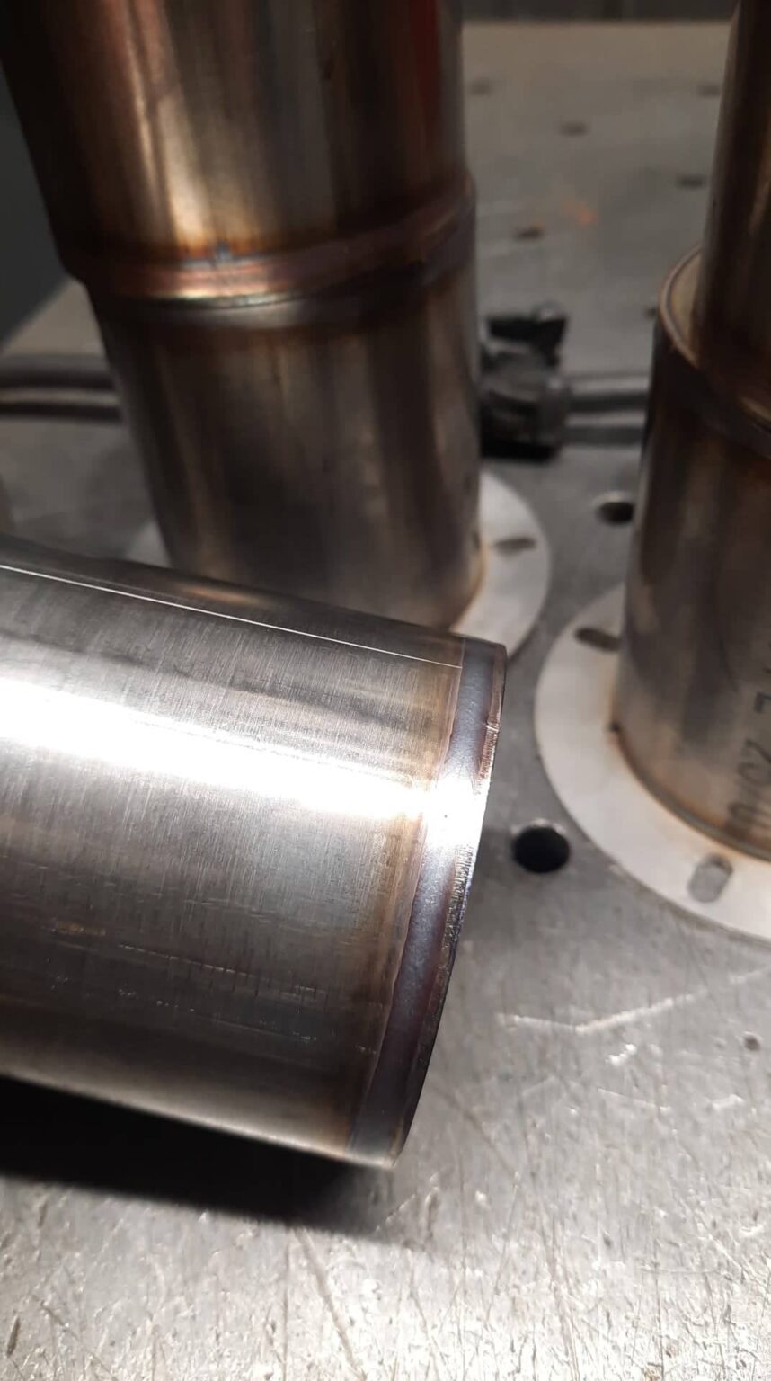 Serie di tubi in acciaio inox saldati, in attesa di controllo — Pierotti WS