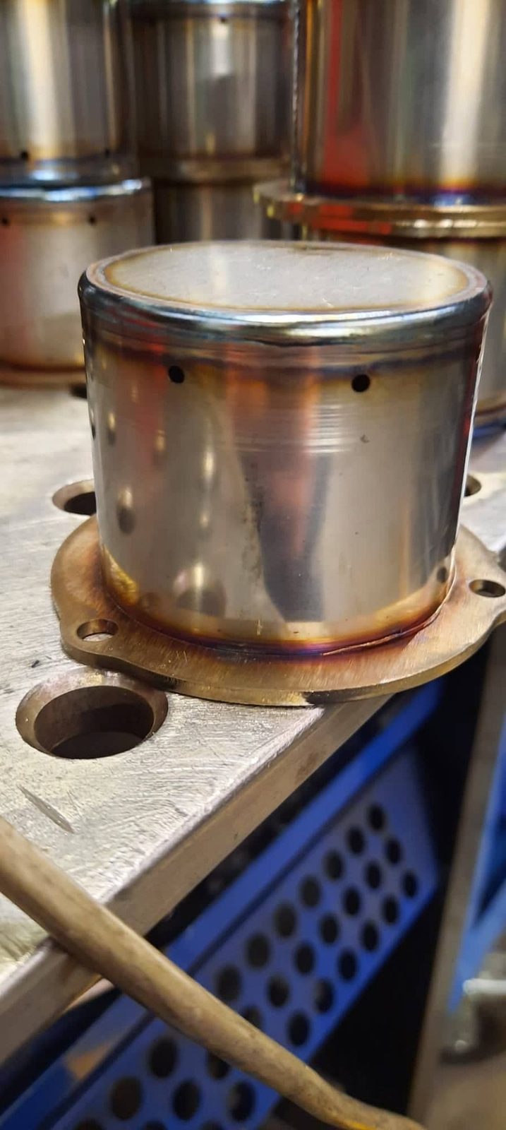 Cilindro in acciaio inox saldato su piastra di base — Pierotti WS