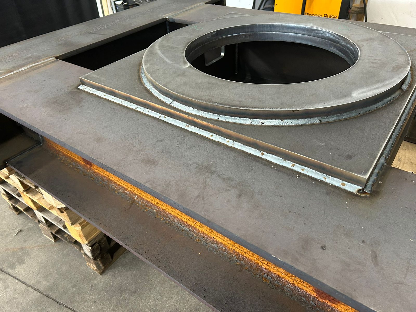 Struttura in carpenteria d'acciaio in fase di assemblaggio in officina — Pierotti WS