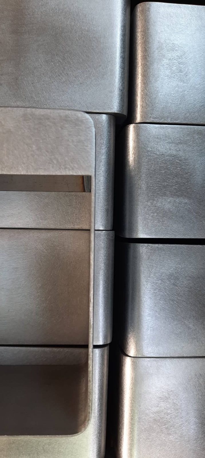 Pezzi in acciaio inox impilati dopo saldatura e finitura — Pierotti WS