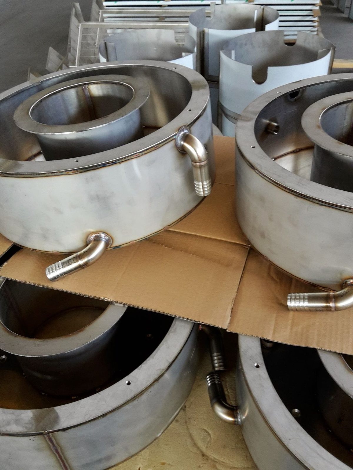 Anelli in acciaio inox con raccordi saldati, pronti per la consegna — Pierotti WS