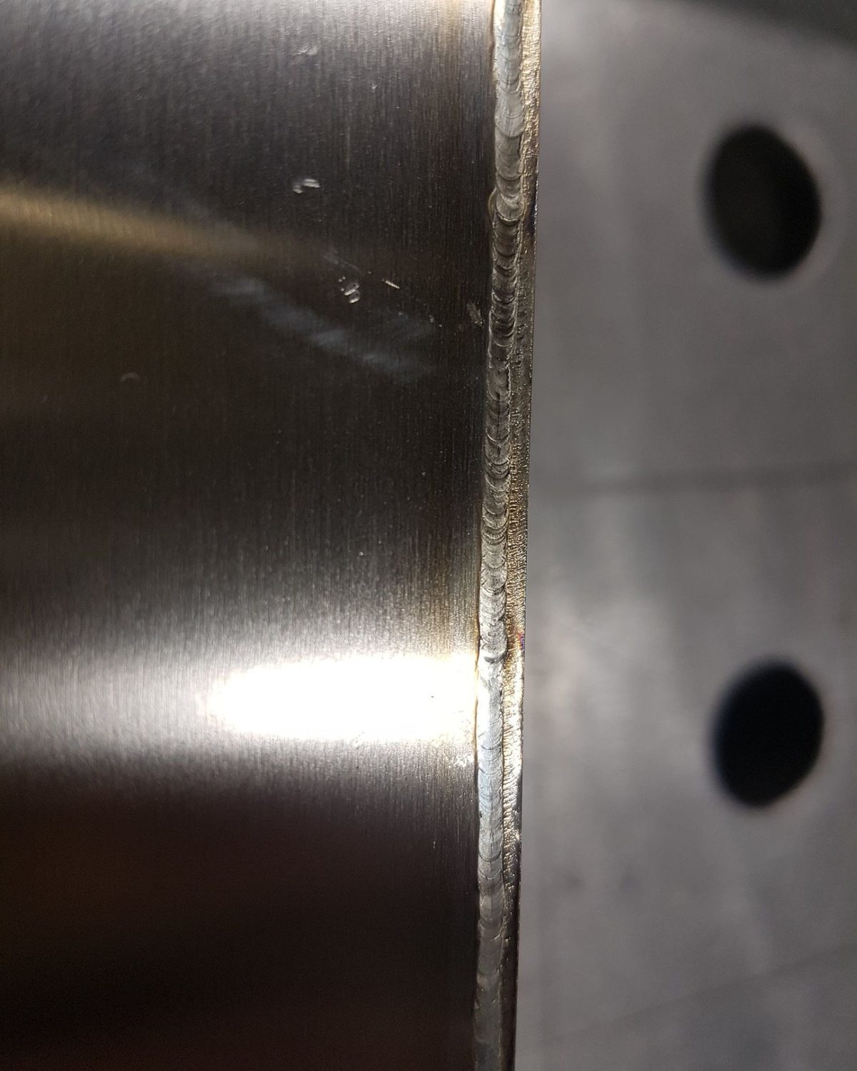 Bordo in acciaio inox con cordone rifinito e satinato