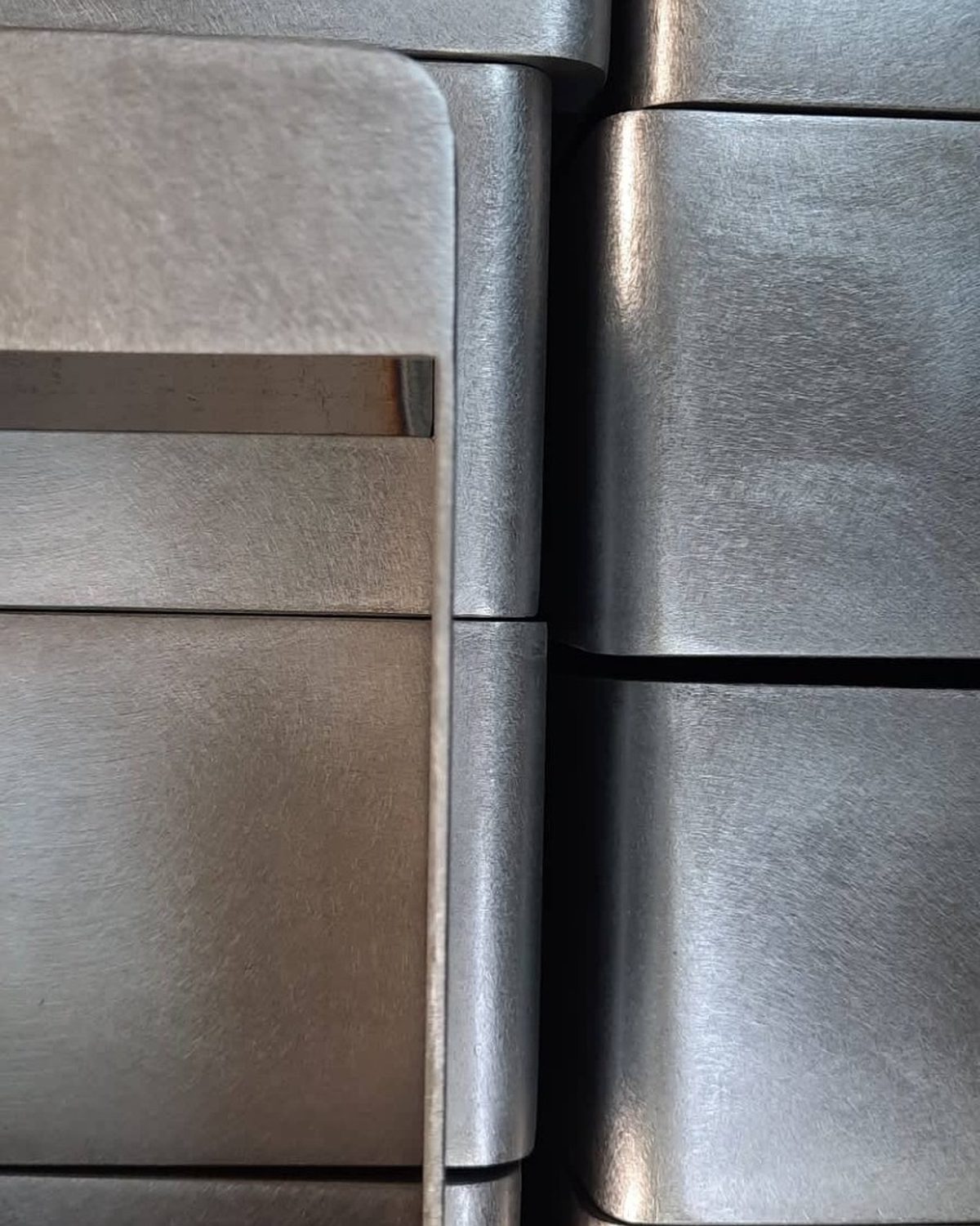 Pezzi in acciaio inox impilati dopo la finitura