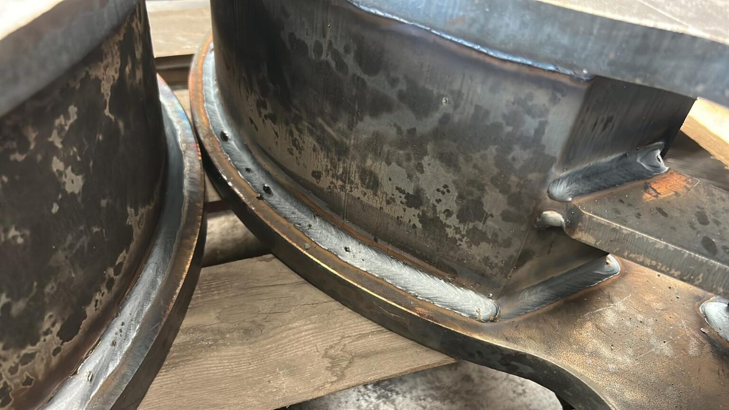 Basi in acciaio con cordoni d'angolo nell'officina Pierotti WS a Piombino Dese