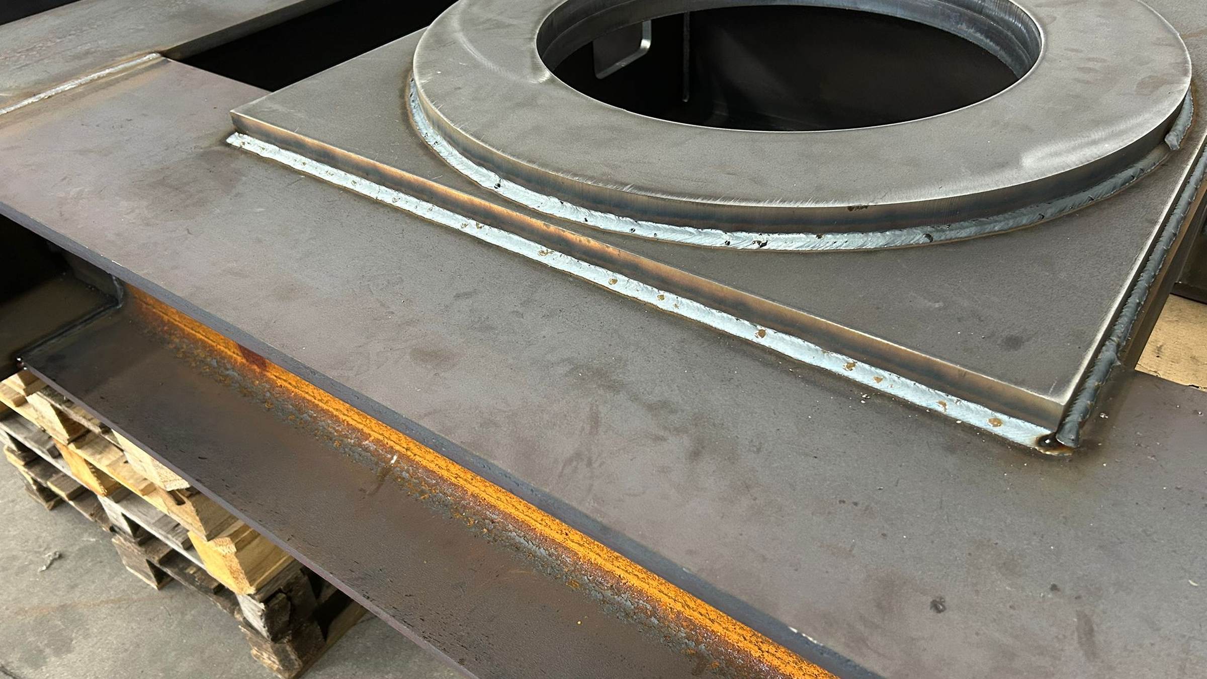 Struttura in carpenteria d'acciaio in fase di assemblaggio nell'officina Pierotti WS