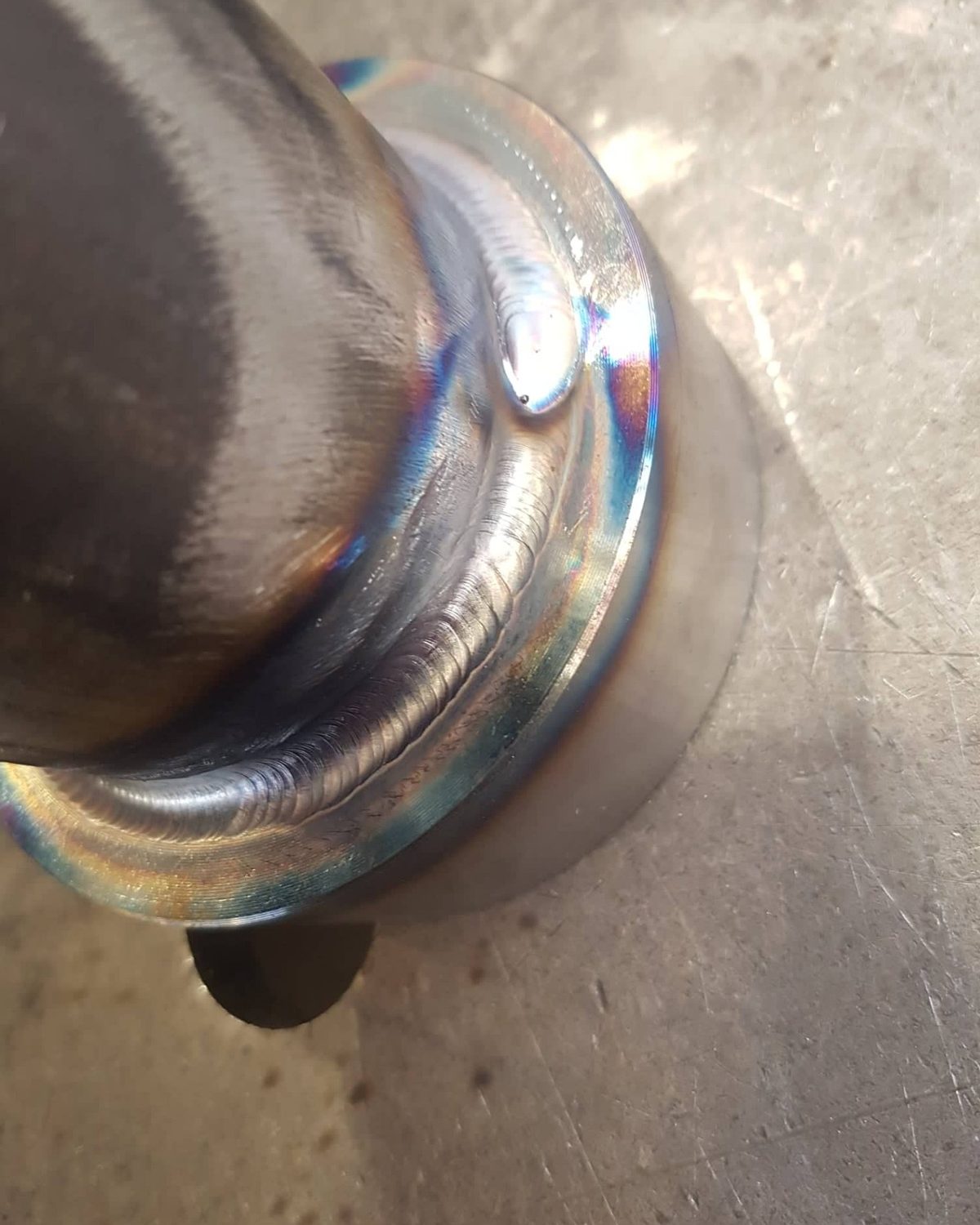 Cordone TIG a spina di pesce su tubo in acciaio inox