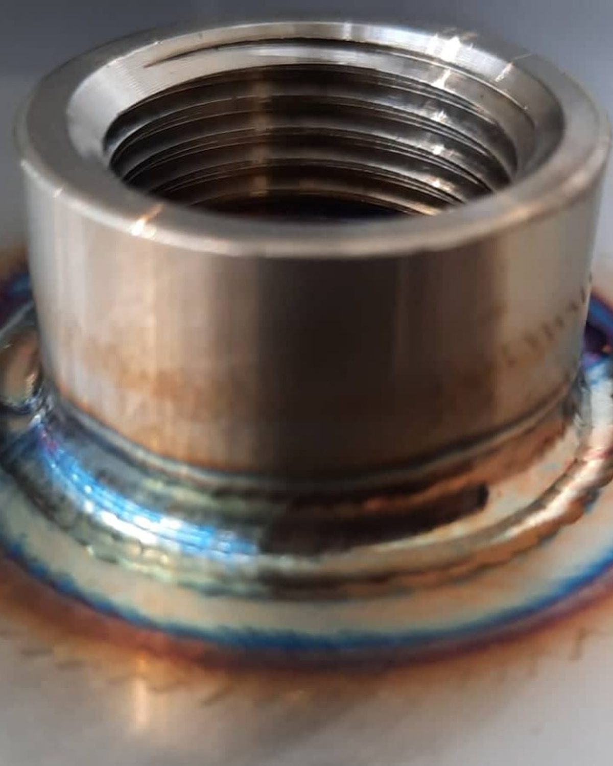 Bocchello filettato saldato TIG su lamiera inox