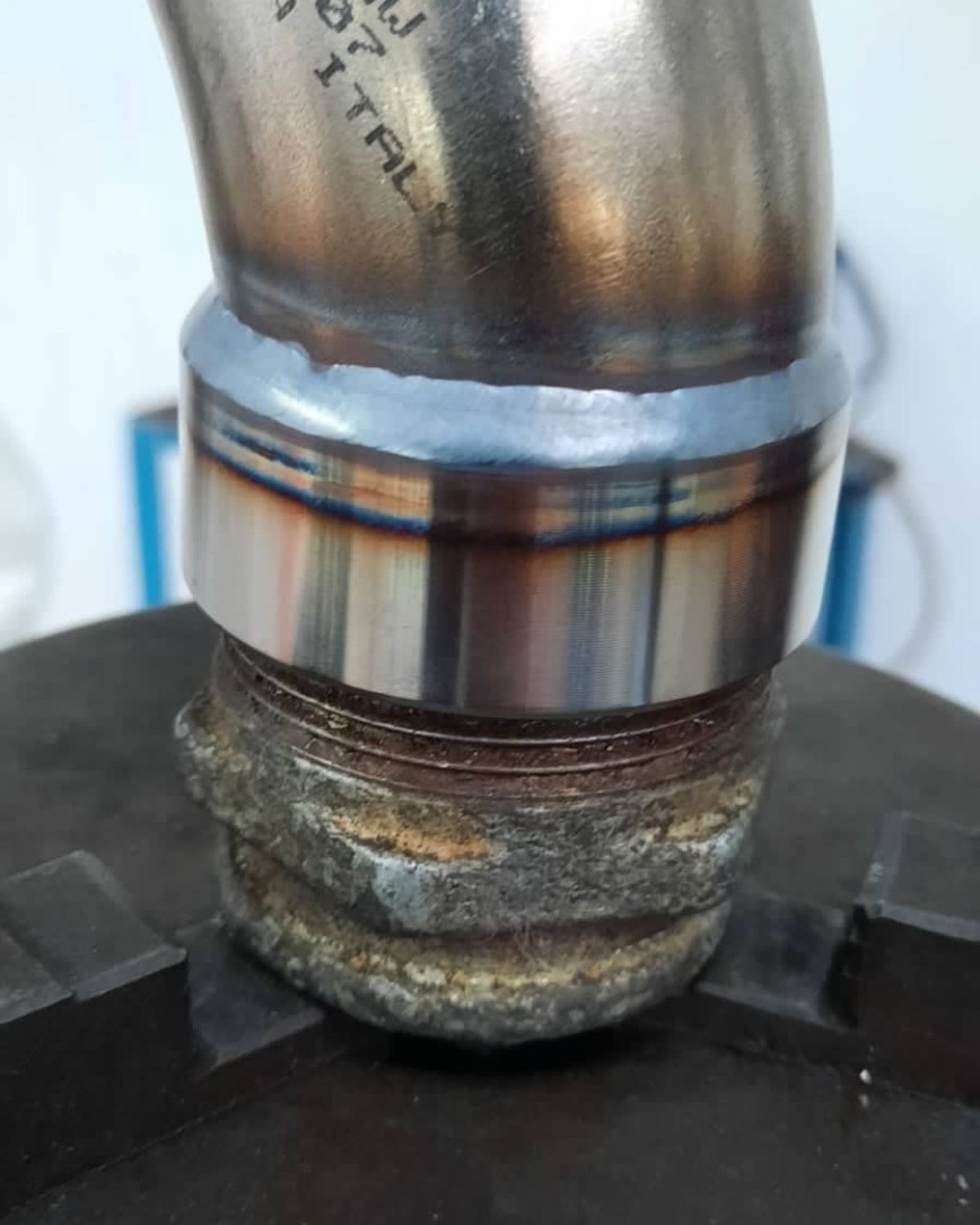 Curva in acciaio inox posizionata per la saldatura